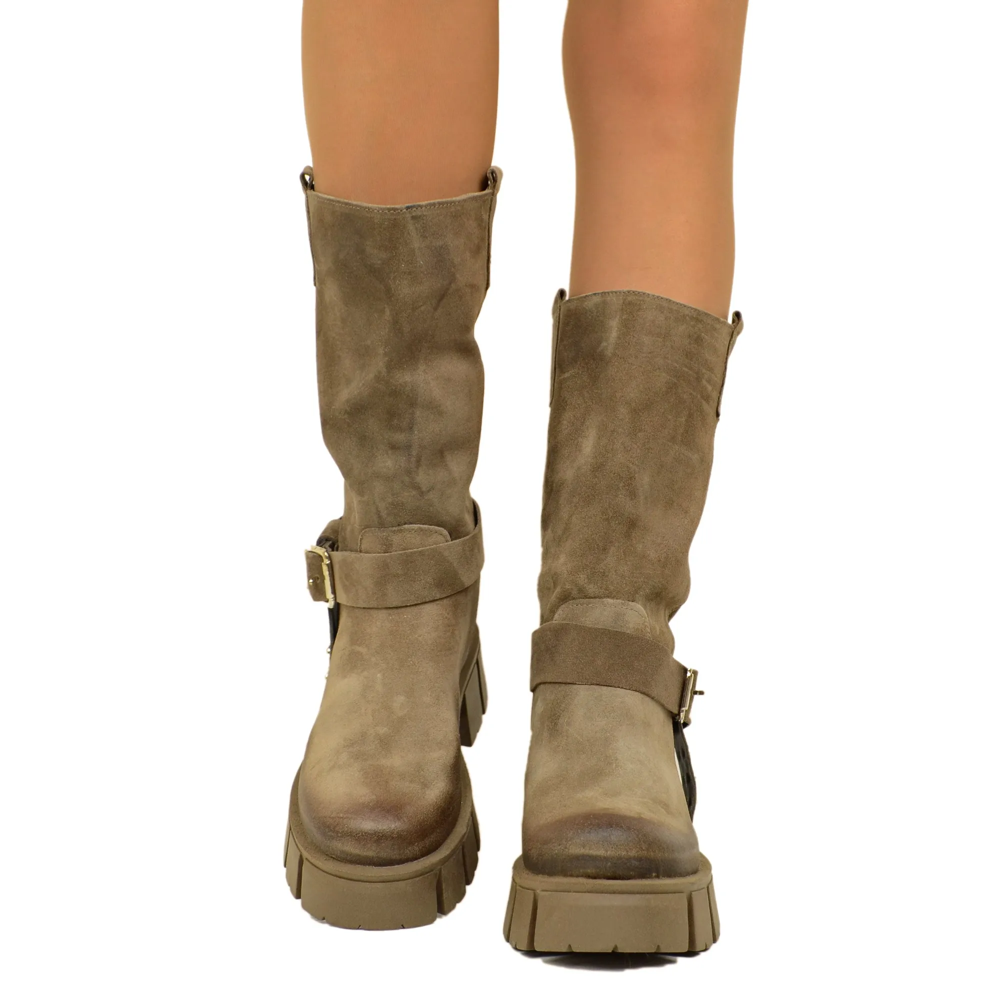 Stivali Biker in Pelle Scamosciata Taupe con Fibbia e Borchie